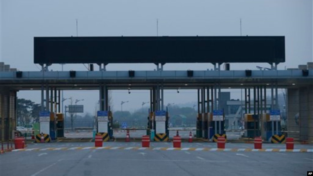 Gerbang menuju kawasan industri Kaesong terlihat lengang dari kantor pabean, imigrasi dan karantina di dekat desa perbatasan Panmunjom, Paju, Korea Selatan (3/5). Kora Utara telah mengajukan sejumlah ketentuan untuk membuka kembali kawasan ini.