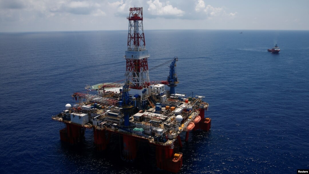 Anjungan lepas pantai pengeboran minyak dan gas JDC Hakuryu-5 drilling di Laut China Selatan, lepas pantai Vung Tau, Vietnam, 29 April 2018.