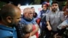 Novinar Al Džazire Vael al Dadu nakon što su mu deca, unuk i žena ubijeni u izraelskom napadu 