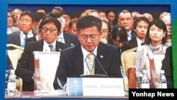 홍용표 한국 통일부 장관이 29일 카자흐스탄 수도 아스타나에서 열린 '핵 없는 세상 만들기' 국제회의에서 기조 발언을 하고 있다.
