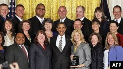 Predsednik Obama pozira sa dobitnicom nacionalne nagrade "Nastavnik godine" za 2012 - Rebekom Milivoki, na ceremoniji u Beloj kući 24. aprila 2012.