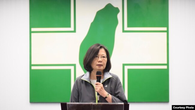 台湾总统蔡英文11月21日在民进党第18届第15次中常会后讲话(照片来源：民进党)