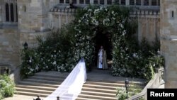 Meghan Markle tới nhà nguyện St George ở Lâu đài Windsor trong ngày cưới 19/5/2018.