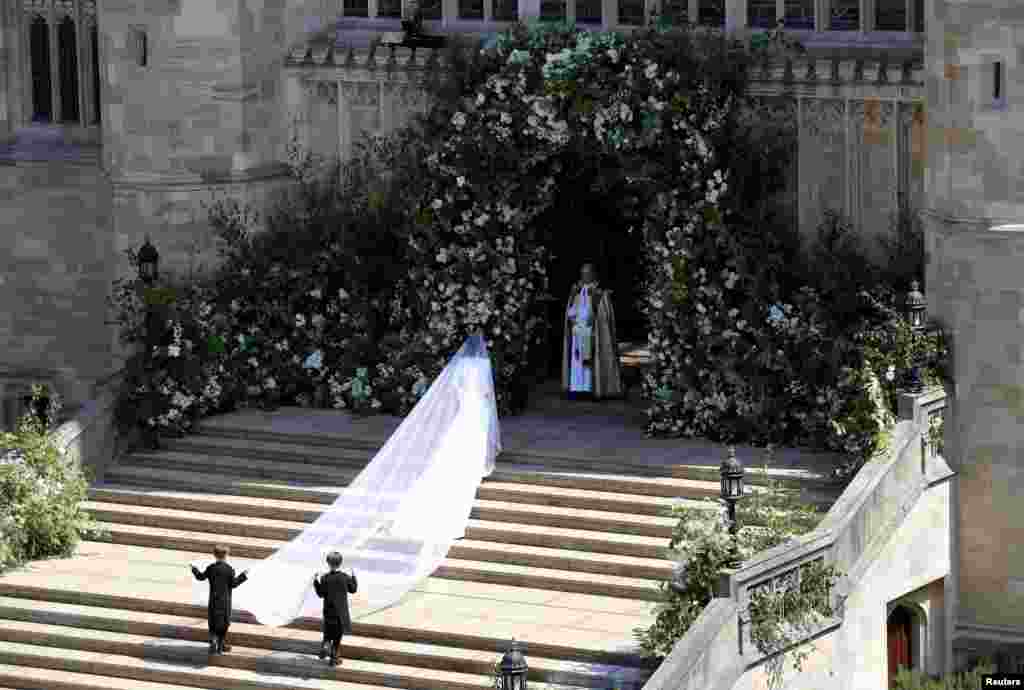 Meghan Markle tiba di Kapel Santo George, Istana Windsor untuk melangsungkan pernikahan dengan&nbsp;Pangeran Harry, 19 Mei 2018.&nbsp;