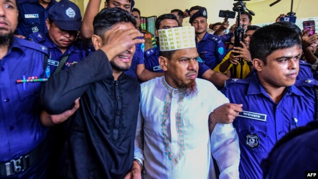 Hiệu trưởng Siraj Ud Doula (giữa) rời tòa sau khi nhận án tử hình cùng với 15 người khác hôm 24/10/2019.