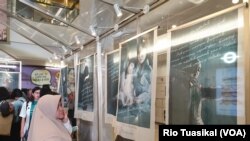 Pengunjung menikmati pameran "I am Truly Woman" di Plaza Indonesia, Jakarta. Pameran yang dibuka dari 8 - 15 Maret ini juga menyediakan booth informasi dan vaksin kanker serviks. (Foto: Rio Tuasikal/VOA)