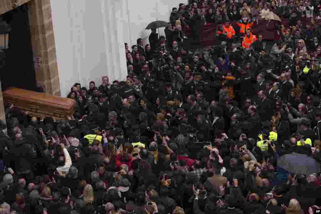 People carry the coffin of Spanish flamenco guitarist Paco de Lucia to the Nuestra Señora de la Palma Church in Algeciras, southern Spain. Paco de Lucia, 66, one of the world&#39;s greatest guitarists, who dazzled audiences with his lightning-speed flamenco rhythms and finger work, died in Mexico Feb. 26, 2014.