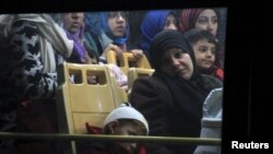 Des civils syriens ayant quitté Homs après une trêve locale arrivent à Idlib, le 10 décembre 2015. (REUTERS/Ammar Abdullah)