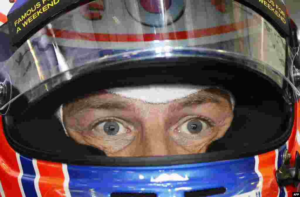 Tay lái Jenson Button người Anh trong buổi tập thứ hai tại đường đua Yas Marina ở Abu Dhabi trước giải đua xe Grand Prix Thể thức Một Abu Dhabi.