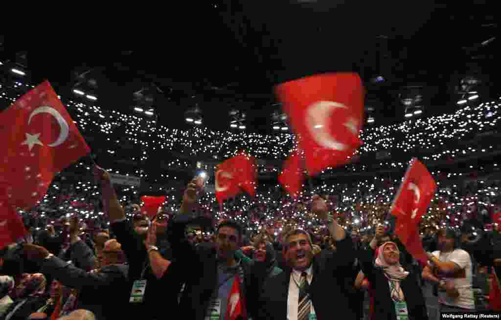 Lanxess Arena&#39;da Erdoğan&#39;ın konuşmasını izlemeye gelen kalabalık