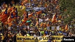 Pro-independence supporters march in Barcelona, Spain, April 15, 2018.