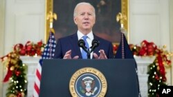 Prezidan Joe Biden pale sou repons gouvenman li an fas ak COVID-19 epi vaksinasyon, Madi 21 Dec. 2021.