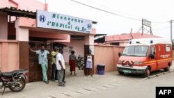 Les résidents se rassemblent devant l'hôpital secondaire de Be, à Lomé, le 19 octobre 2017. (Photo by YANICK FOLLY / AFP)