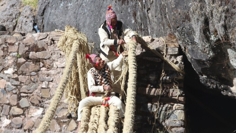 Peruvians Re-Weave 500-year-old Bridge