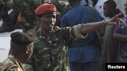 L'ancien ministre de la Défense, le général Cyrille Ndayirukiye, indique du doigt une direction lors du coup d'Etat manqué à Bujumbura, 13 mai 2015.