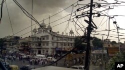Sebuah tiang listrik dengan jaringan kabel listrik ilegal di New Delhi, India (Foto: dok). 