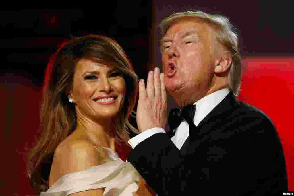 Дональд Трамп и первая леди Мелания танцуют на инаугурационном балу в Вашингтоне. 20 января 2017 года