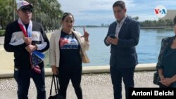 Los activistas cubanos Anisley Pérez y Félix Llerena posan para la VOA en la dársena del centro del Miami, donde está prevista una movilización de apoyo a la marcha cívica del 15N.
