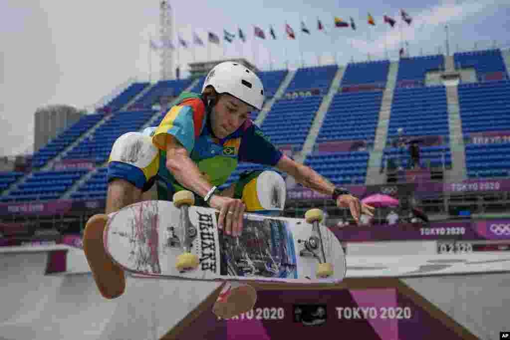 Luiz Francisko iz Brazila učestvuje na treningu skejtbordinga u parku za muškarce na Olimpijskim igrama 2020 u Tokiju, Japan. 2. avgust, 2021. ( Foto: Ben Kertis / AP )