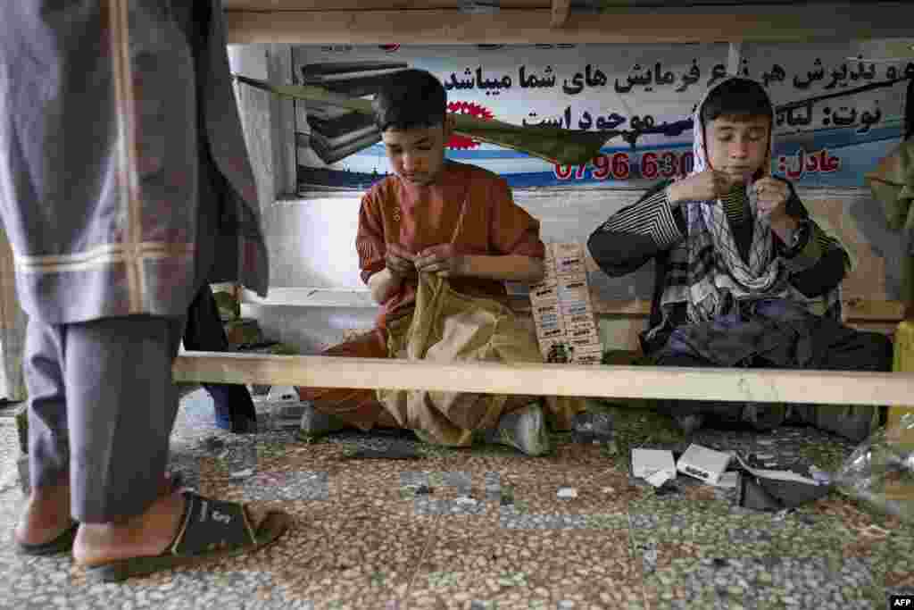 کودکان حین دوختن لباس در یک خیاطی در شهر کابل