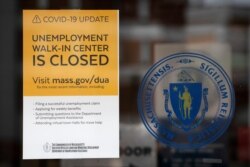 미국 보스턴의 실업자지원사무소 문에 지난 9일 휴업 안내문이 붙어 있다.