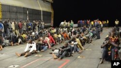 救起的移民坐在美国海军两栖攻击舰“巴丹号”上