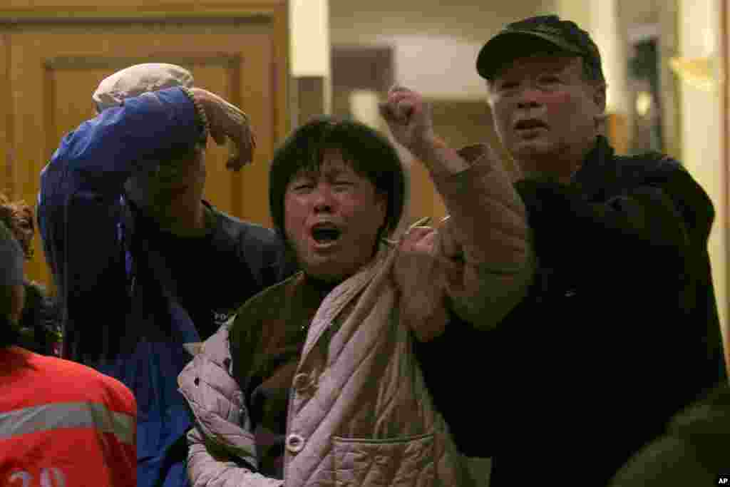 Ở Bắc Kinh, Trung Quốc, thân nhân của một hành khách Trung Quốc trên chuyến bay MH370 của Malaysia Airlines đau đớn khi nghe tin chiếc máy bay mất tích được giả định là đã rơi ở vùng biển nam Ấn Độ Dương. 