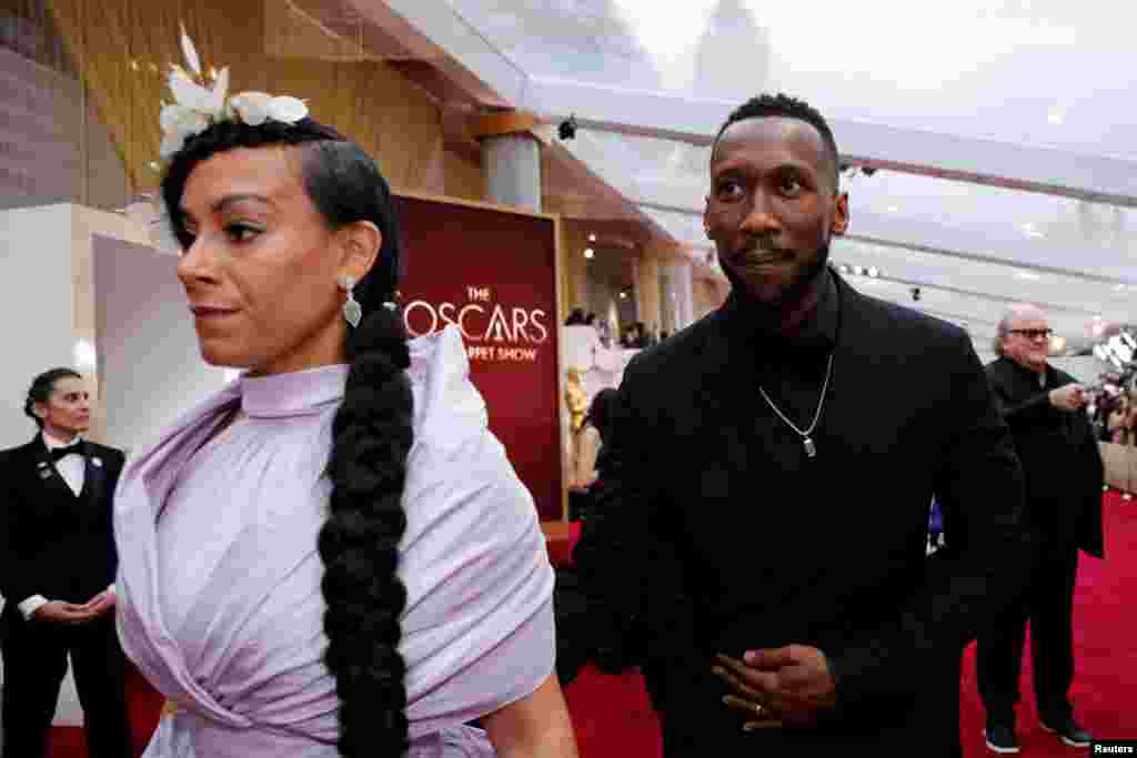 អ្នកនាងMahershala Ali និងលោក Amatus Sami-Karim ដើរលើកម្រាលព្រំក្រហមនៅពេលមកដល់ពិធីទទួលពានរង្វាន់អូស្ការ Academy Awards លើកទី ៩២ នៅហូលីវូដ ថ្ងៃទី ៩ ខែកុម្ភៈឆ្នាំ ២០២០។