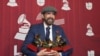 Juan Luis Guerra posa después de ganar cuatro premios en la ceremonia de los 25º Premios Grammy Latinos, el 14 de noviembre de 2024, en Miami.