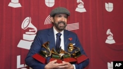 Juan Luis Guerra posa después de ganar cuatro premios en la ceremonia de los 25º Premios Grammy Latinos, el 14 de noviembre de 2024, en Miami.