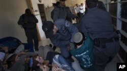 Некоторых поселенцев в поселении Мигрон властям пришлось выселять с помощью израильской полиции. Западный берег. 2 сентября 2012 г.