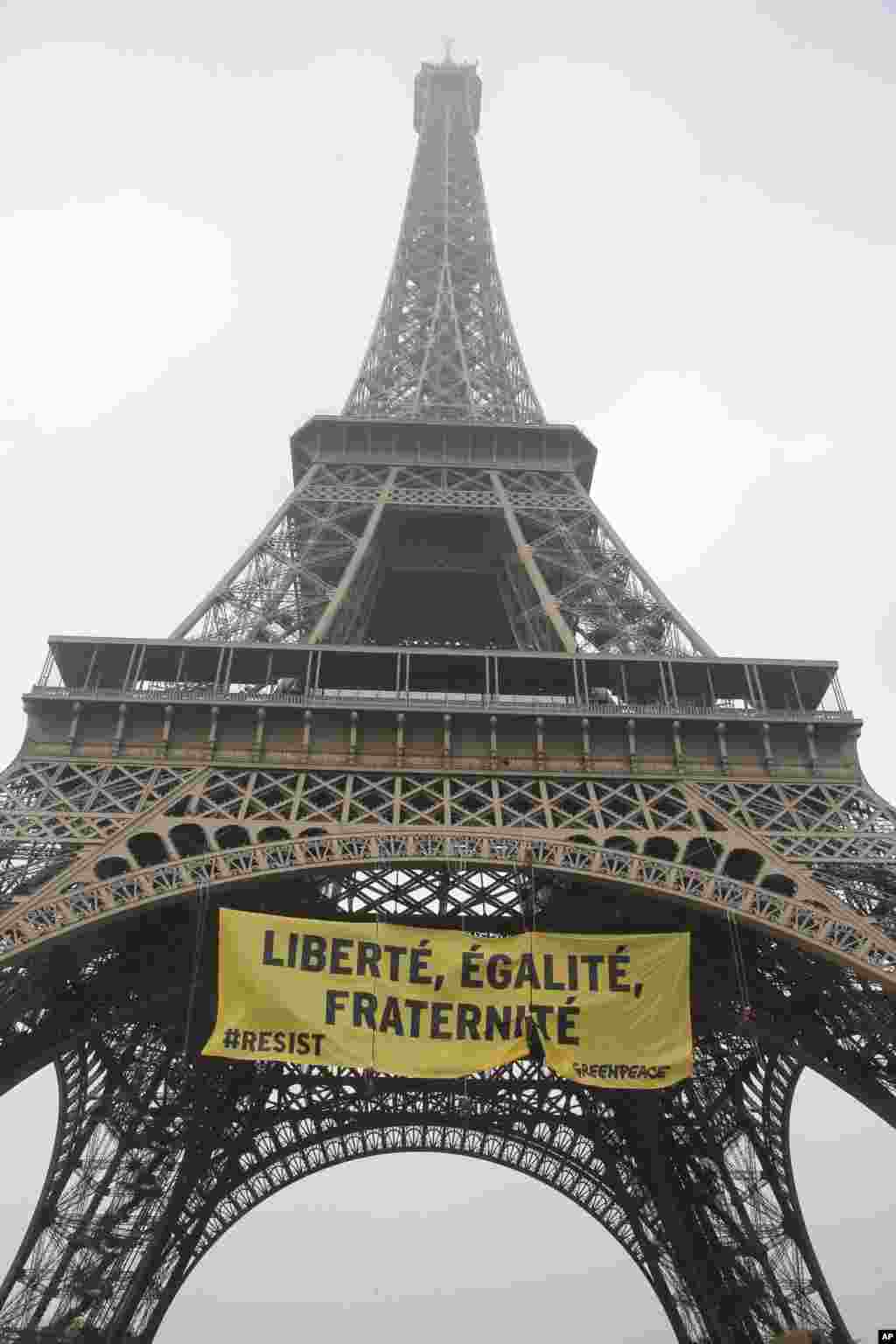 نمایش بنری توسط فعالان انجمن صلح سبز با شعار ملی جمهوری فرانسه &laquo;آزادی - برابری- برادری&raquo; در برج ایفل پاریس