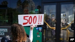 Familiares de rehenes israelíes en la Franja de Gaza bloquean una autopista durante una protesta por su liberación mientras conmemoran los 500 días de la guerra entre Israel y Hamas en Tel Aviv, Israel, el 17 de febrero de 2025.