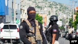 ARCHIVO - Agentes de policía de Haití captados mientras brindaban seguridad en las afueras del hospital donde el nuevo primer ministro de Haití, Garry Conille, fue hospitalizado en Puerto Príncipe, Haití, el 9 de junio de 2024.