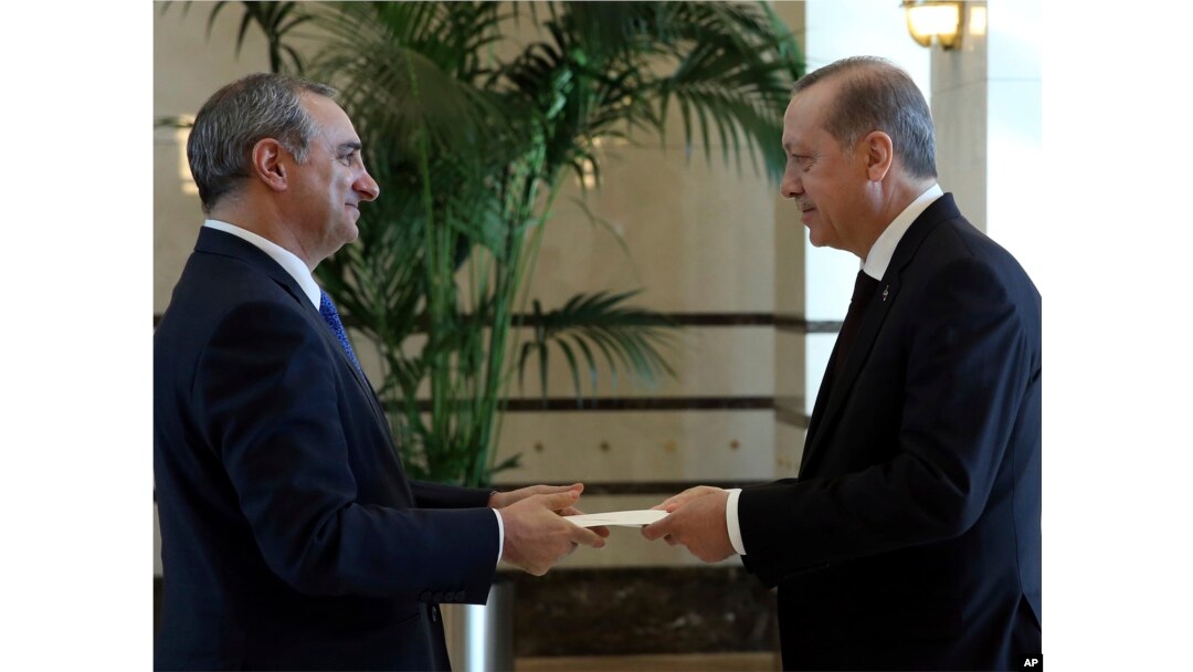 Isroilning Turkiyadagi elchisi Eytan Nae Turkiya rahbari Erdo'g'anga ishonch yorlig'ini topshirmoqda, 2016