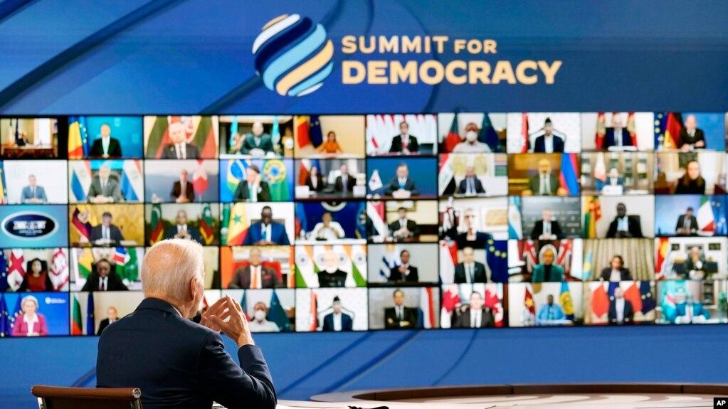 美国总统拜登与国务卿布林肯出席视频民主峰会。（2021年12月9日）(photo:VOA)