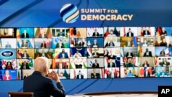 美国总统拜登与国务卿布林肯出席视频民主峰会。（2021年12月9日）