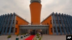 La nouvelle aérogare et la tour de contrôle de l’aéroport international de Kinshasa inaugurées jeudi 25 juin 2015 par le président du Congo Joseph Kabila à Kinshasa, République démocratique du Congo. 