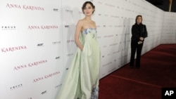 Aktris Inggris Keira Knightley dalam peluncuran perdana film 'Anna Karenina' di Hollywood. (AP/Chris Pizzello)