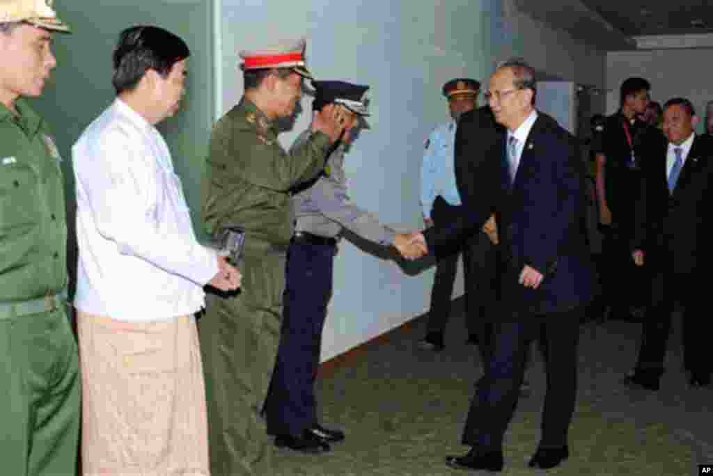 Presiden Burma Thein Sein berjabat tangan dengan para menteri kabinet saat bersiap terbang ke Washington (17/5).