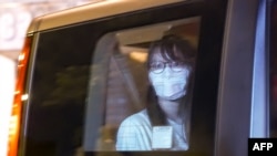 前香港众志成员周庭从警车上透过车窗向外看。（2020年8月10日）