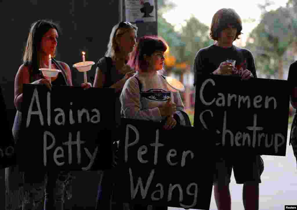 Para peserta memegang poster bertuliskan nama-nama korban di Parkland, Florida, dalam acara doa bersama di Florida Atlantic University, di Boca Raton, Florida, 16 Februari 2018.