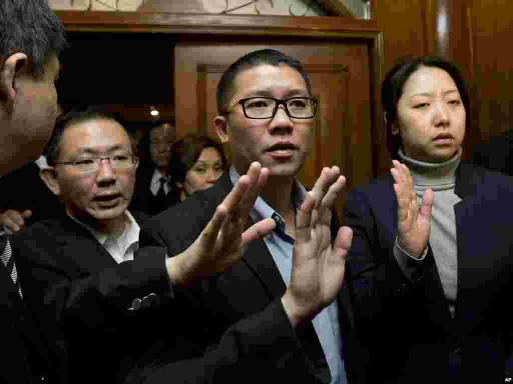 Tổng Giám đốc hãng hàng không Malaysia Ignatius Ong (giữa) chuẩn bị phát biểu trước giới truyền thông gần một phòng khách sạn cho người thân và bạn bè của hành khách trên máy bay mất tích, Bắc Kinh, Trung Quốc, ngày 10 tháng 3, 2014.
