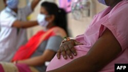 Phụ nữ mang thai chờ tiêm vaccine COVID-19 tại bệnh viện sản khoa và nhi đồng ở Chennai, Ấn Độ, ngày 5/7/2021.