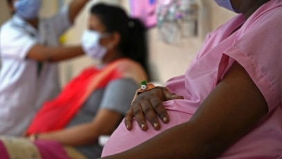 Phụ nữ mang thai chờ tiêm vaccine COVID-19 tại bệnh viện sản khoa và nhi đồng ở Chennai, Ấn Độ, ngày 5/7/2021.