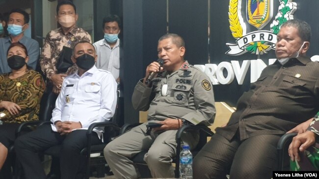 Kapolda Sulteng Irjen Pol Abdul Rakhman Baso memberikan keterangan dalam Konferensi Pers di DPRD Sulteng, Rabu (2/6/2021). (Foto: VOA/Yoanes Litha)