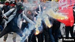 Protesters clash with riot police during a demonstration against French labour law reforms in Paris, France, May 17, 2016. 