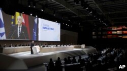 Le président de la Fifa Gianni Infantino, à gauche, parle lors du congrès de la Fifa à Manama, Bahrain, 11 mai 2017.