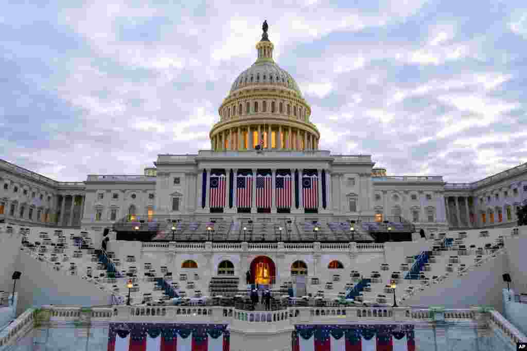 آماده سازی محل استقرار شرکت کنندگان و دعوت شدگان مراسم تحلیف جو بایدن، رئیس جمهوری منتخب آمریکا مقابل ساختمان کنگره