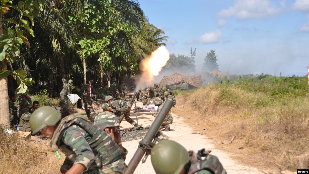 Tentara Malaysia melepaskan tembakan ke Kampung Tanduo, dan melancarkan operasi menumpas kelompok muslim Filipina di Lahad Datu, Sabah (8/3). 79 orang ditangkap dan satu orang dikabarkan tewas dalam operasi ini (9/3).